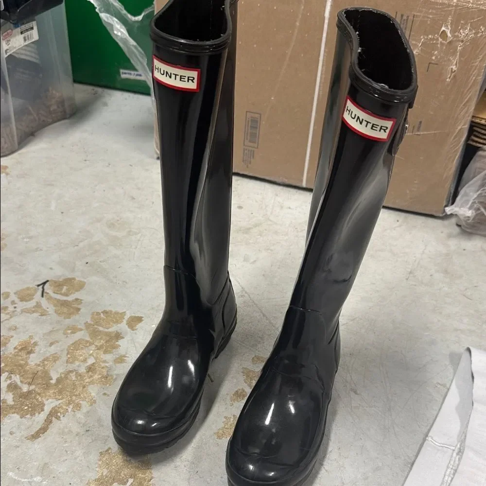 Hunter glossy black